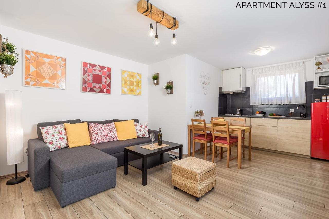 Apartments Alyss Lovran Buitenkant foto