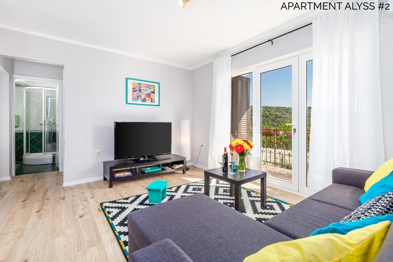 Apartments Alyss Lovran Buitenkant foto